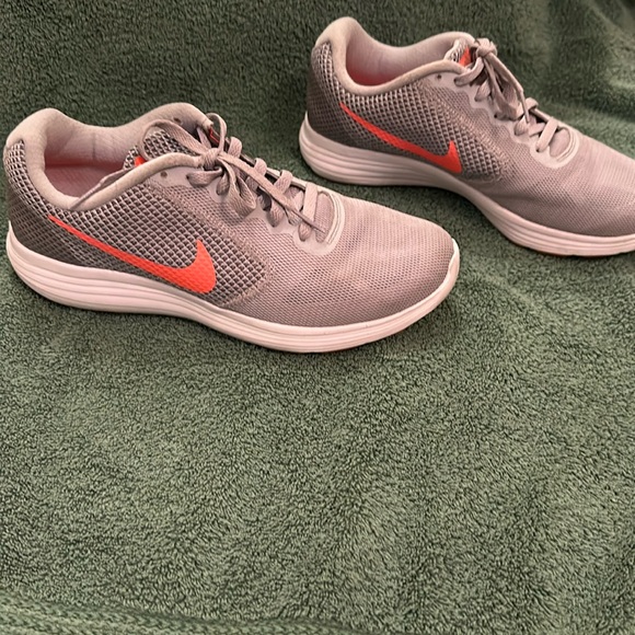 Nike Shoes - Nike Revolution 3 shoes
